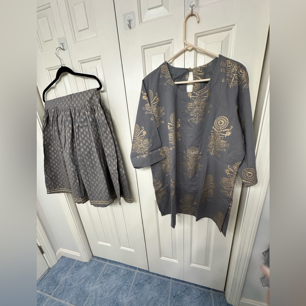 SALE‼️Gray and Gold Patterned Gharara and Kameez set in size 25” in pure Cotton. - Picture 2 of 16